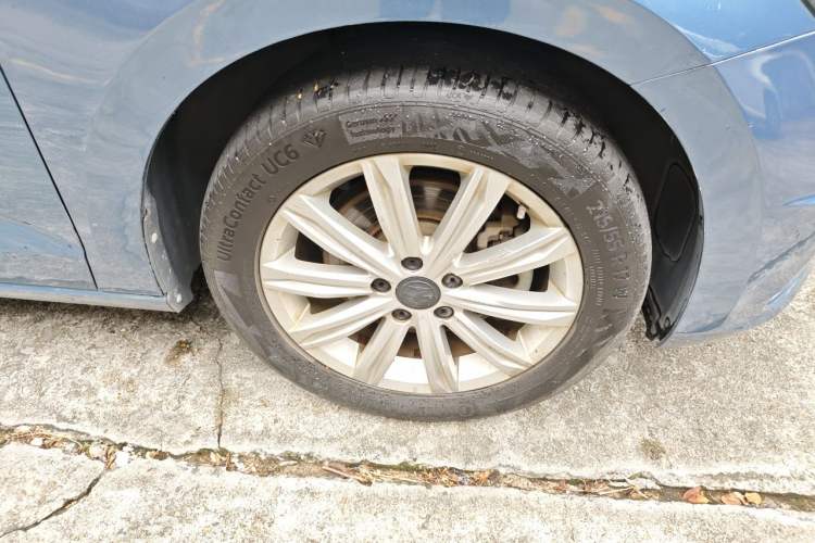 Used Volkswagen Touran 2018 Volkswagen Touran L 280TSI DSG Comfort Edition 7-seater Right Front Wheel Hub