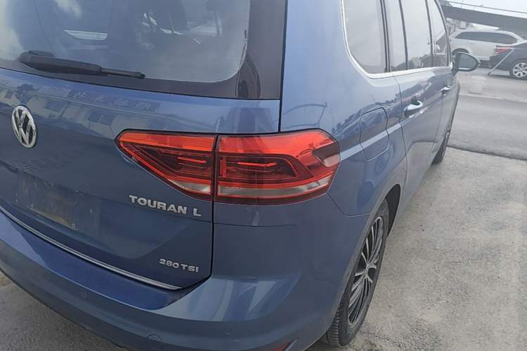 Used Volkswagen Touran 2018 Volkswagen Touran L 280TSI DSG Luxury Edition 7 Seats Right Rear Taillight