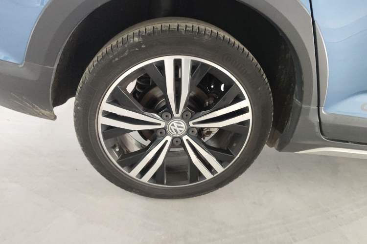 Used Volkswagen Touran 2018 Volkswagen Touran L 280TSI DSG Boundary Edition 7 Seats China VI Standard Right Rear Wheel Hub