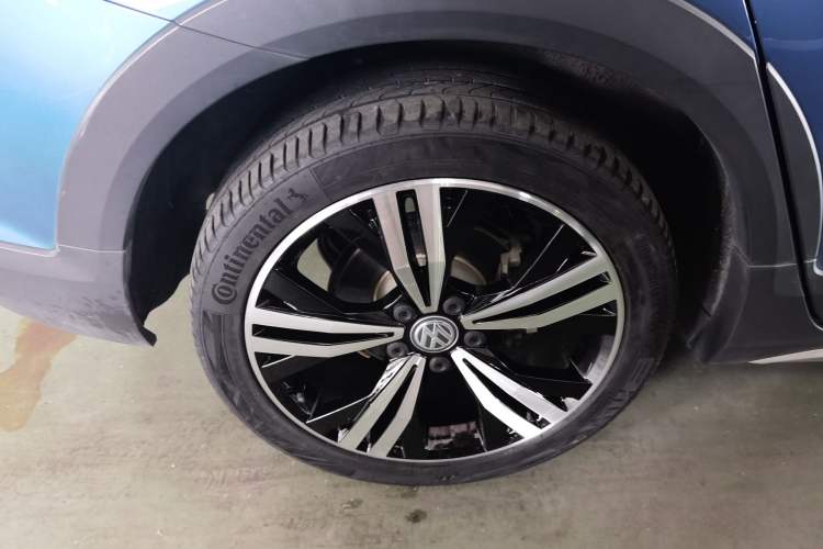 Used Volkswagen Touran 2018 Volkswagen Touran L 280TSI DSG Boundary Edition 7 Seats China VI Standard Right Rear Wheel Hub