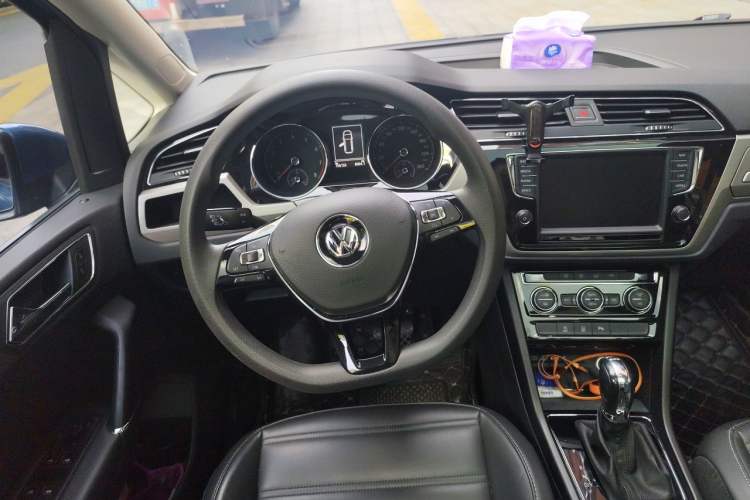 Used Volkswagen Touran 2018 Volkswagen Touran L 280TSI DSG Comfort Edition 7 Seats China VI Standard Steering Wheel