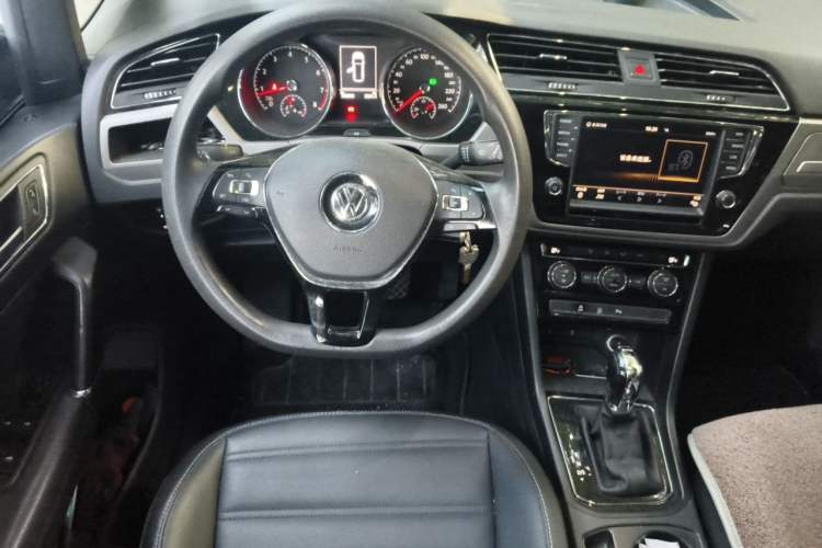 Used Volkswagen Touran 2018 Volkswagen Touran L 280TSI DSG Comfort Edition 7 Seats China V Emission Standard Steering Wheel
