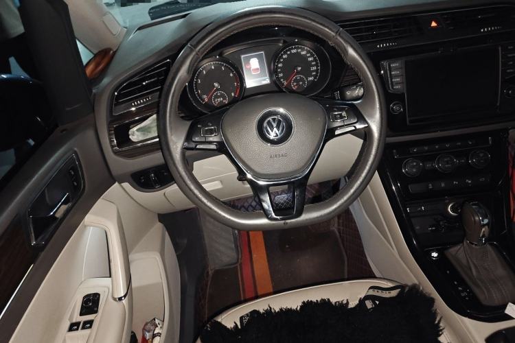 Used Volkswagen Touran 2018 Volkswagen Touran L 280TSI DSG Luxury Edition 6-seater Steering Wheel