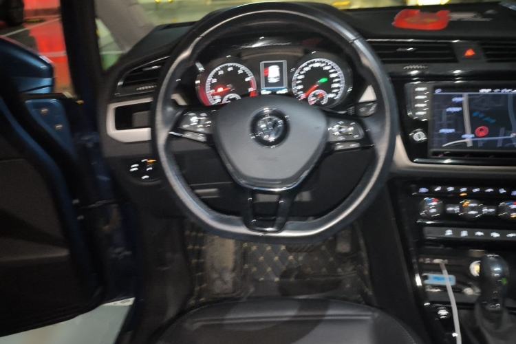 Used Volkswagen Touran 2018 Volkswagen Touran L 280TSI DSG Luxury Edition 7 Seats Steering Wheel