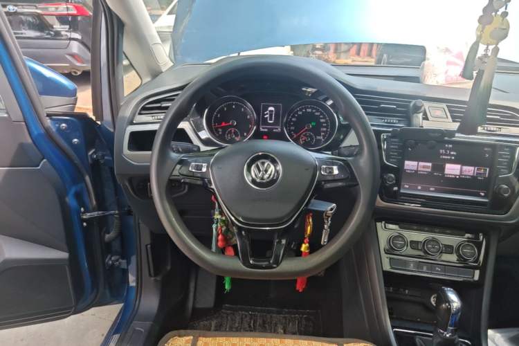 Used Volkswagen Touran 2018 Volkswagen Touran L 280TSI DSG Comfort Edition 7 Seats China V Emission Standard Steering Wheel