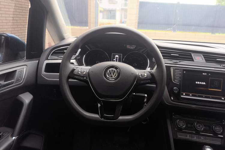 Used Volkswagen Touran 2018 Volkswagen Touran L 280TSI DSG Comfort Edition 7 Seats China VI Standard Steering Wheel