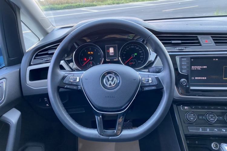 Used Volkswagen Touran 2018 Volkswagen Touran L 330TSI DSG Luxury Edition Steering Wheel
