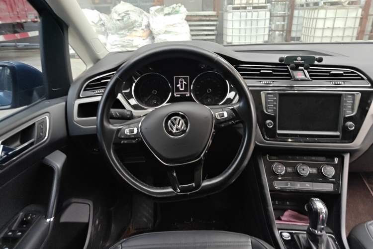 Used Volkswagen Touran 2018 Volkswagen Touran L 280TSI DSG Comfort Edition 7-seater Steering Wheel