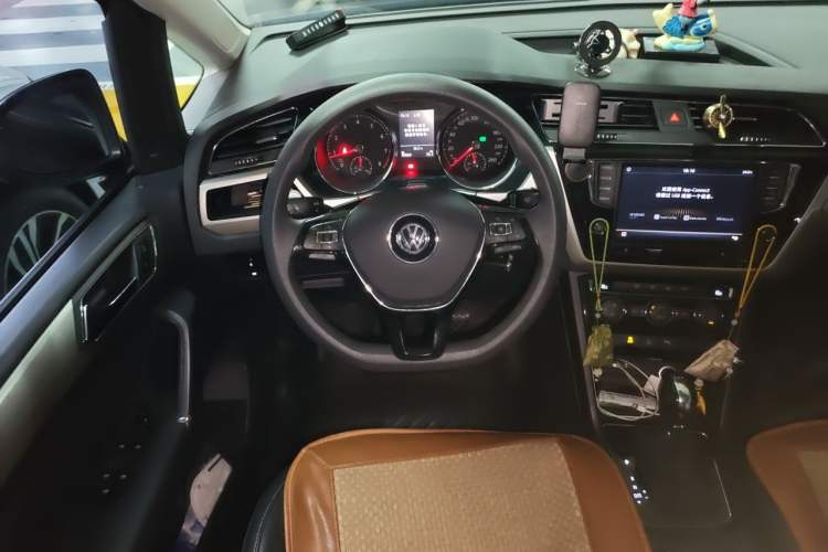 Used Volkswagen Touran 2018 Volkswagen Touran L 280TSI DSG Comfort Edition 7 Seats China V Emission Standard Steering Wheel