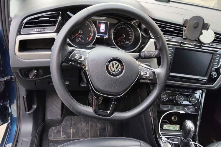 Used Volkswagen Touran 2018 Volkswagen Touran L 280TSI DSG Luxury Edition 7 Seats Steering Wheel