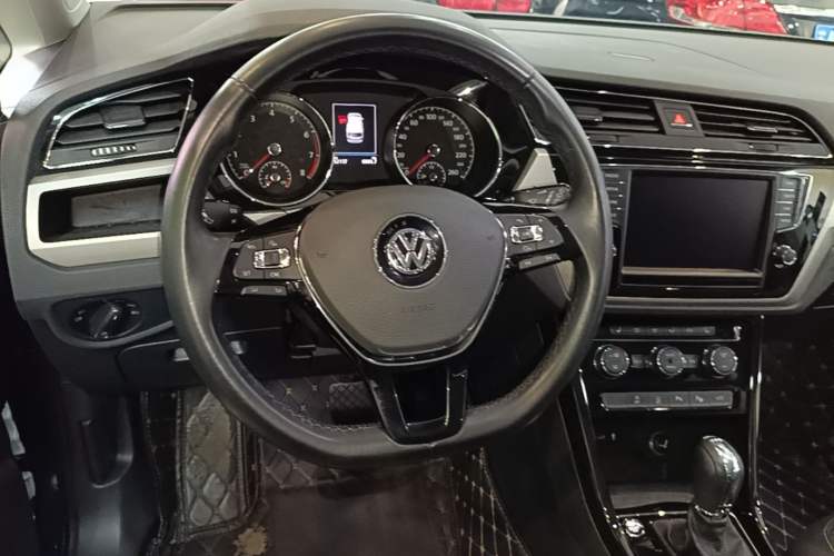 Used Volkswagen Touran 2018 Volkswagen Touran L 280TSI DSG Luxury Edition 7 Seats Steering Wheel