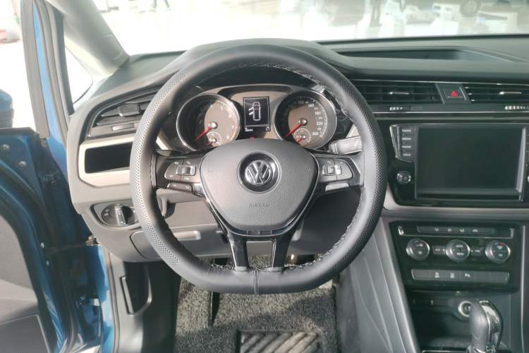 Used Volkswagen Touran 2018 Volkswagen Touran L 280TSI DSG Boundary Edition 7 Seats China VI Standard Steering Wheel