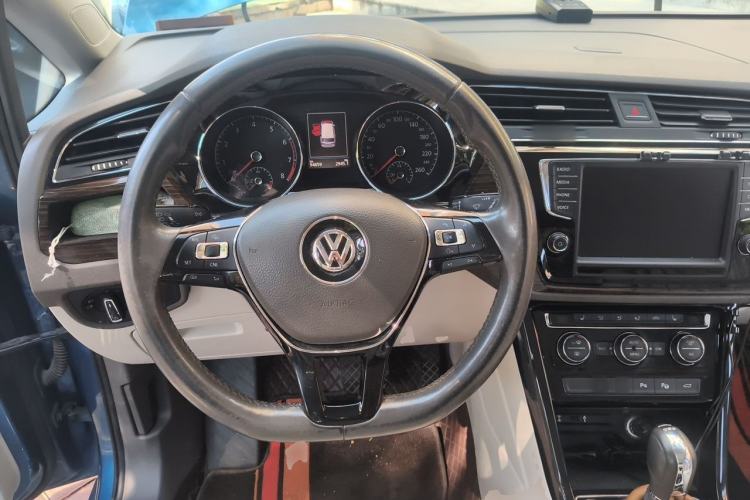 Used Volkswagen Touran 2018 Volkswagen Touran L 280TSI DSG Luxury Edition 6-seater Steering Wheel