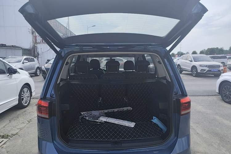 Used Volkswagen Touran 2018 Volkswagen Touran L 280TSI DSG Luxury Edition 7 Seats Trunk