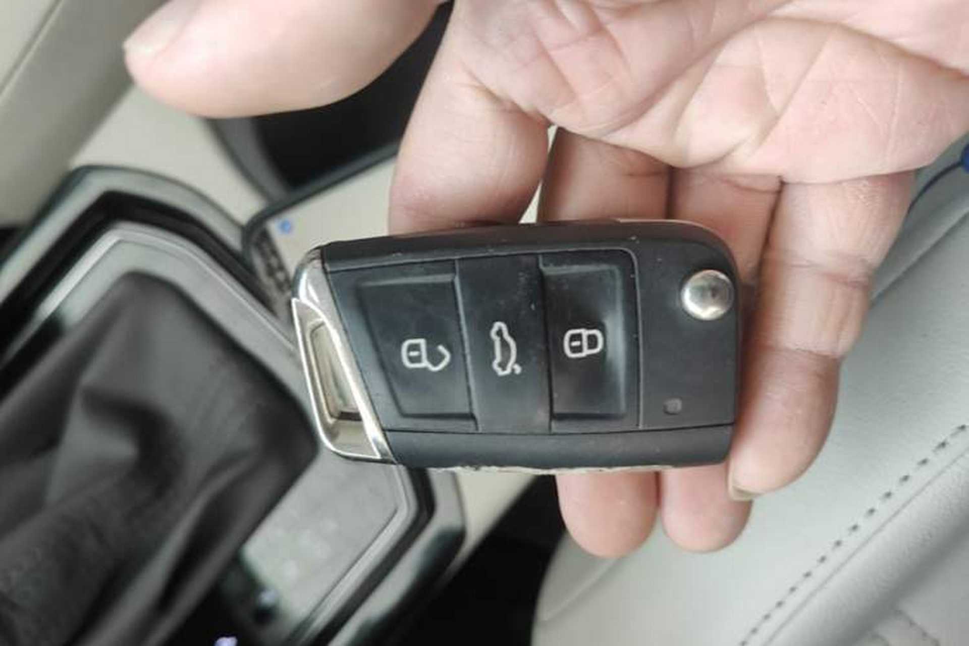 Used Volkswagen Touran 2018 Volkswagen Touran L 280TSI DSG Luxury Edition 6-seater Vehicle Key