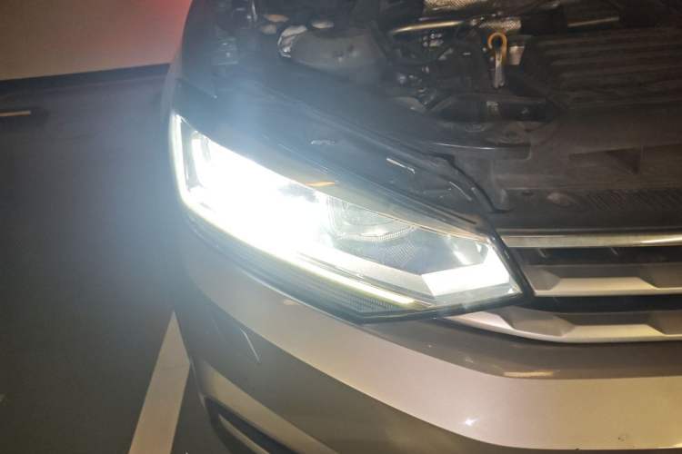 Used Volkswagen Touran 2018 Volkswagen Touran L 280TSI DSG Boundary Edition 7 Seats China VI Standard Right Front Headlight