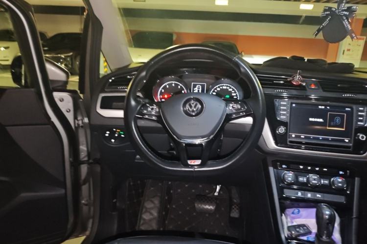 Used Volkswagen Touran 2018 Volkswagen Touran L 280TSI DSG Boundary Edition 7 Seats China VI Standard Steering Wheel