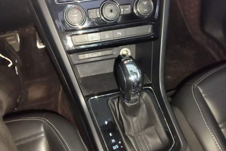 Used Volkswagen Touran 2018 Volkswagen Touran L 280TSI DSG Comfort Edition 7 Seats China V Emission Standard Gear Lever