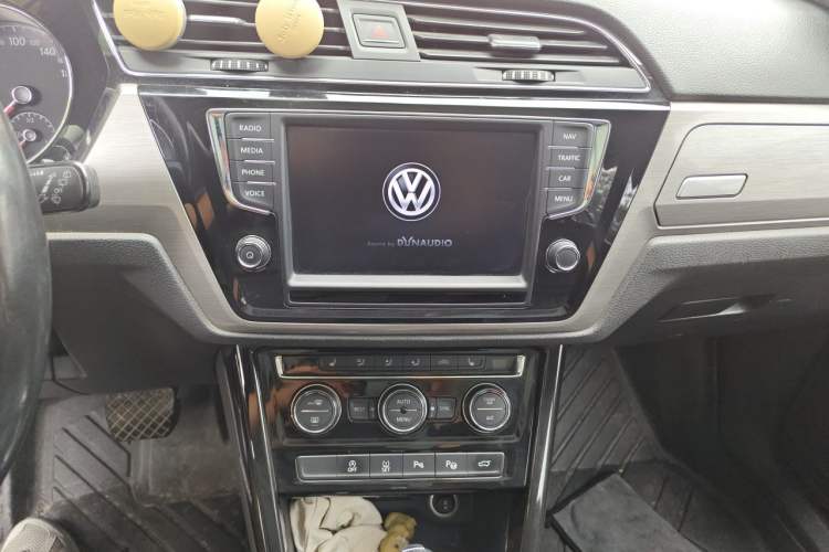 Used Volkswagen Touran 2018 Volkswagen Touran L 280TSI DSG Boundary Luxury Edition 6 Seats China V Emission Standard Audio And AC Panel