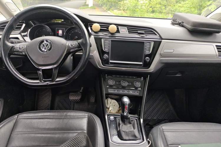Used Volkswagen Touran 2018 Volkswagen Touran L 280TSI DSG Boundary Luxury Edition 6 Seats China V Emission Standard Center Console