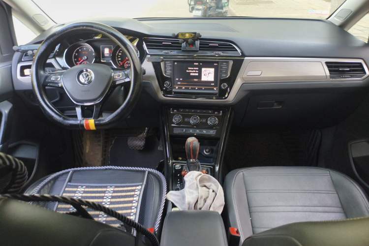 Used Volkswagen Touran 2018 Volkswagen Touran L 280TSI DSG Luxury Edition 6-seater Center Console