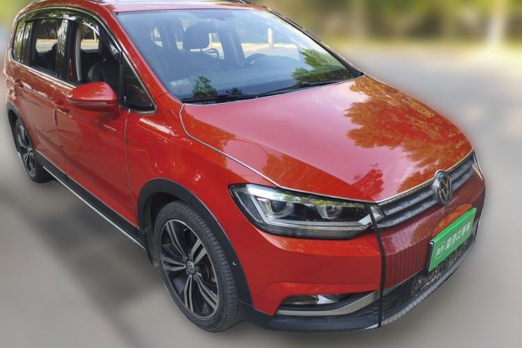 Used Volkswagen Touran 2018 Volkswagen Touran L 280TSI DSG Luxury Edition 6-seater Front Right 45 Deg