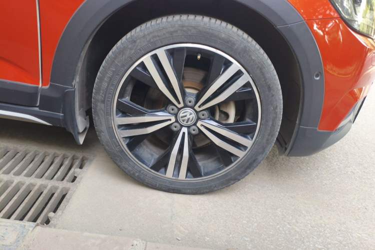 Used Volkswagen Touran 2018 Volkswagen Touran L 280TSI DSG Luxury Edition 6-seater Right Front Wheel Hub