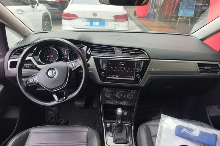 Used Volkswagen Touran 2018 Volkswagen Touran L 280TSI DSG Luxury Edition 7 Seats Center Console