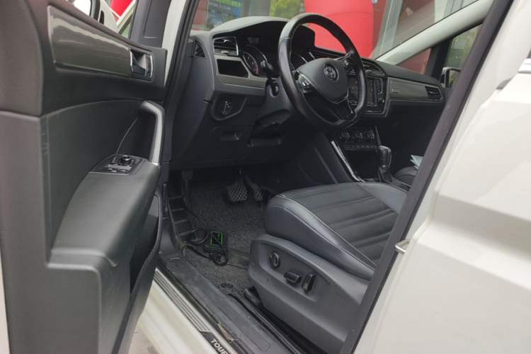 Used Volkswagen Touran 2018 Volkswagen Touran L 280TSI DSG Luxury Edition 7 Seats Driver Seat