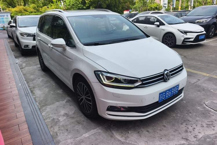 Used Volkswagen Touran 2018 Volkswagen Touran L 280TSI DSG Luxury Edition 7 Seats Front Right 45 Deg