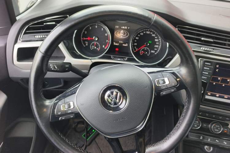 Used Volkswagen Touran 2018 Volkswagen Touran L 280TSI DSG Luxury Edition 7 Seats Steering Wheel