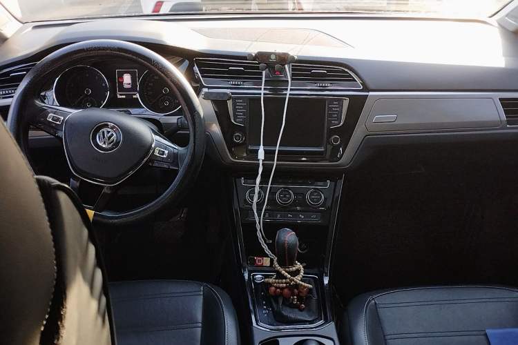 Used Volkswagen Touran 2018 Volkswagen Touran L 280TSI DSG Luxury Edition 6-seater Center Console