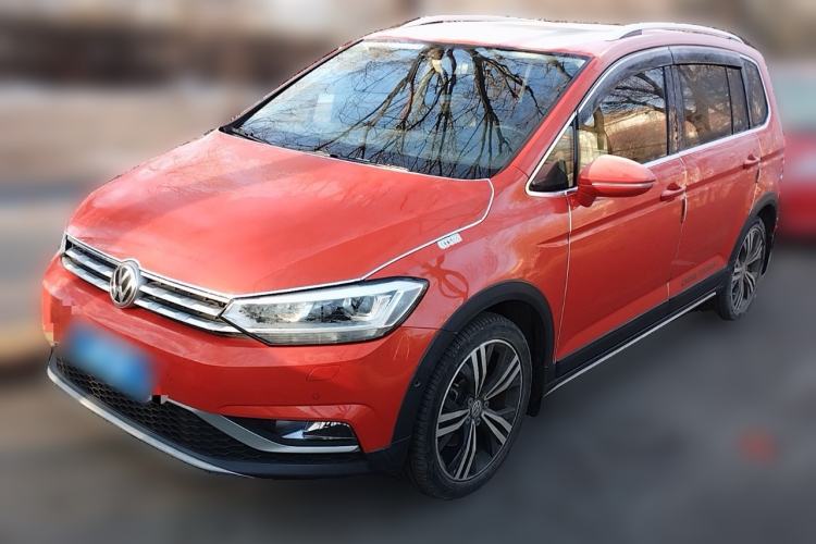 Used Volkswagen Touran 2018 Volkswagen Touran L 280TSI DSG Luxury Edition 6-seater Front Left 45 Deg