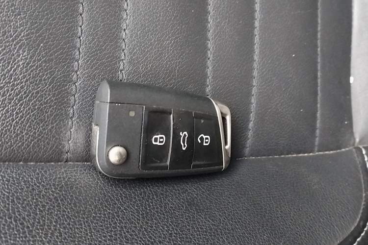 Used Volkswagen Touran 2018 Volkswagen Touran L 280TSI DSG Luxury Edition 6-seater Vehicle Key