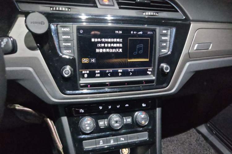 Used Volkswagen Touran 2018 Volkswagen Touran L 280TSI DSG Boundary Edition 7 Seats China VI Standard Audio And AC Panel