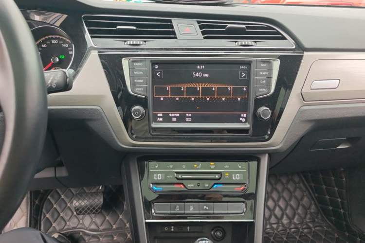 Used Volkswagen Touran 2018 Volkswagen Touran L 280TSI DSG Boundary Edition 7 Seats China VI Standard Audio And AC Panel