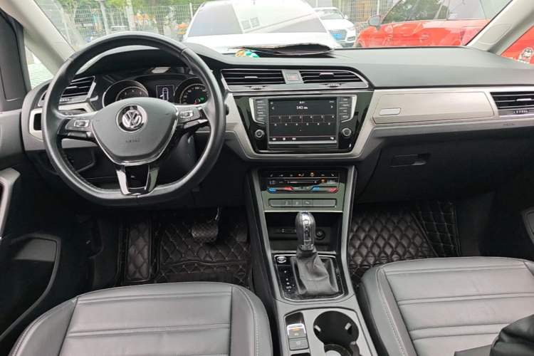 Used Volkswagen Touran 2018 Volkswagen Touran L 280TSI DSG Boundary Edition 7 Seats China VI Standard Center Console