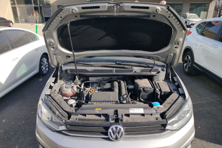 Used Volkswagen Touran 2018 Volkswagen Touran L 280TSI DSG Style Edition 7 Seats China VI Standard Engine Bay