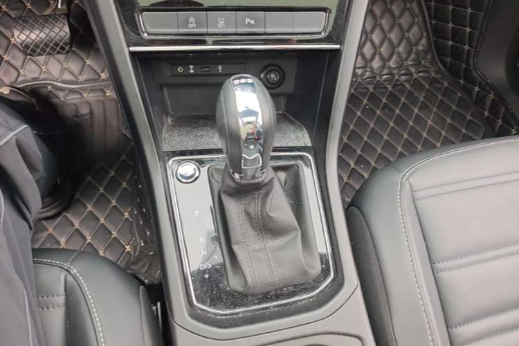 Used Volkswagen Touran 2018 Volkswagen Touran L 280TSI DSG Boundary Edition 7 Seats China VI Standard Gear Lever