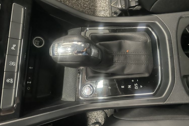 Used Volkswagen Touran 2018 Volkswagen Touran L 280TSI DSG Comfort Edition 7-seater Interior 11
