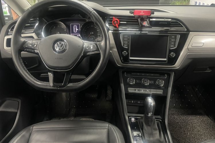 Used Volkswagen Touran 2018 Volkswagen Touran L 280TSI DSG Comfort Edition 7-seater Interior 2