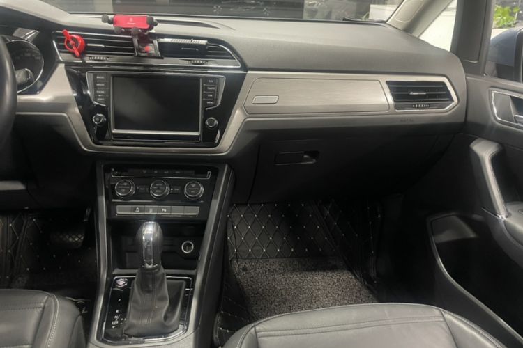 Used Volkswagen Touran 2018 Volkswagen Touran L 280TSI DSG Comfort Edition 7-seater Interior 9