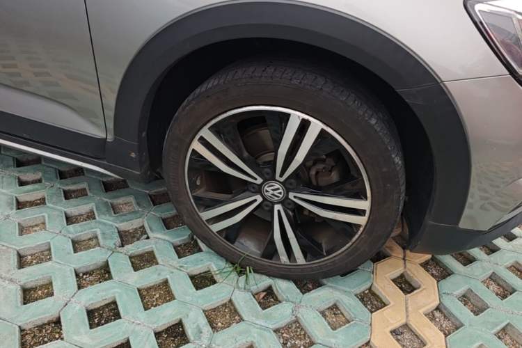 Used Volkswagen Touran 2018 Volkswagen Touran L 280TSI DSG Boundary Edition 7 Seats China VI Standard Right Front Wheel Hub