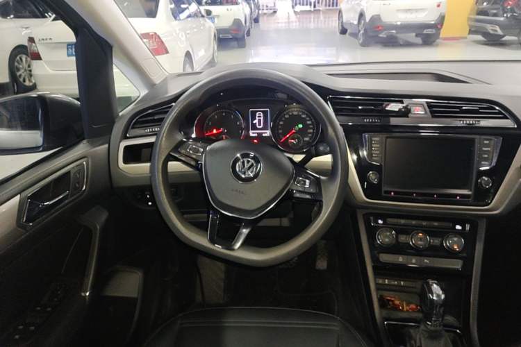 Used Volkswagen Touran 2018 Volkswagen Touran L 280TSI DSG Comfort Edition 7 Seats China V Emission Standard Steering Wheel