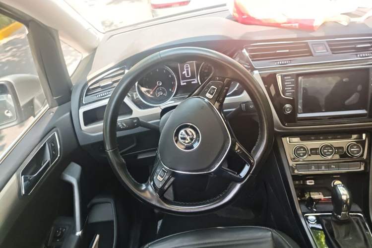 Used Volkswagen Touran 2018 Volkswagen Touran L 280TSI DSG Boundary Edition 7 Seats China VI Standard Steering Wheel