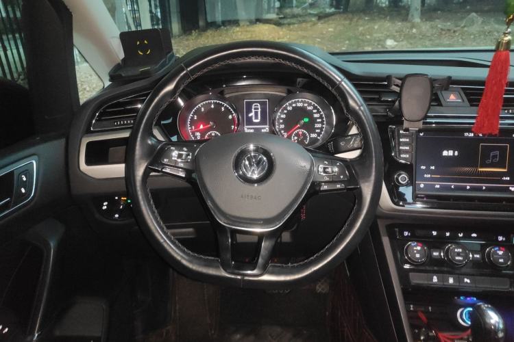 Used Volkswagen Touran 2018 Volkswagen Touran L 280TSI DSG Comfort Edition 6-seater Steering Wheel