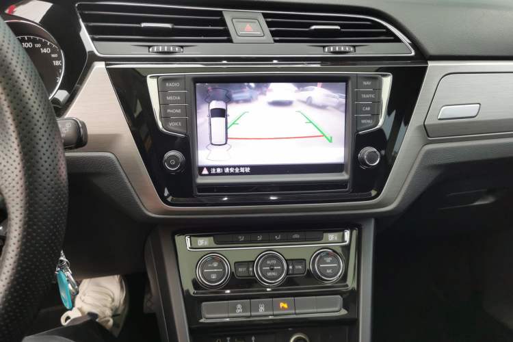 Used Volkswagen Touran 2018 Volkswagen Touran L 280TSI DSG Comfort Edition 7 Seats China VI Standard Audio And AC Panel