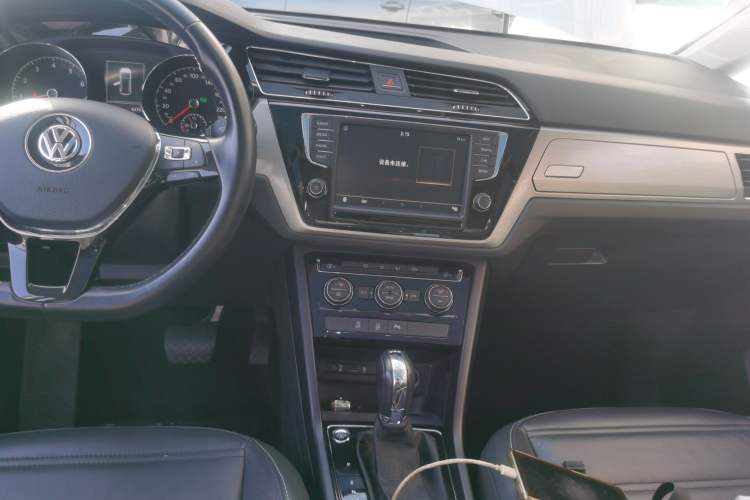 Used Volkswagen Touran 2018 Volkswagen Touran L 280TSI DSG Comfort Edition 7-seater Audio And AC Panel