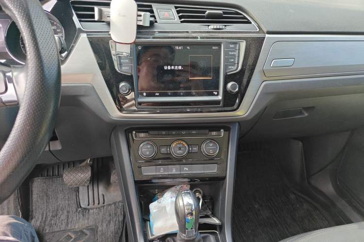 Used Volkswagen Touran 2018 Volkswagen Touran L 280TSI DSG Comfort Edition 7-seater Audio And AC Panel
