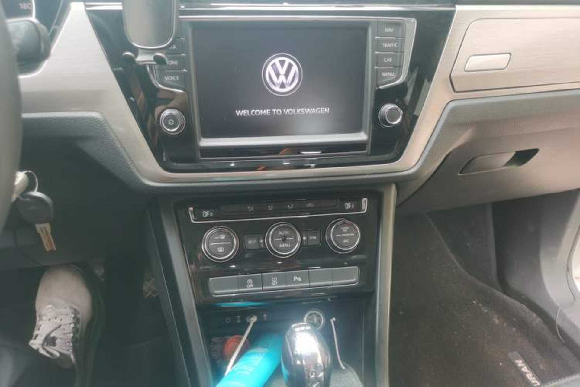 Used Volkswagen Touran 2018 Volkswagen Touran L 280TSI DSG Comfort Edition 7 Seats China VI Standard Audio And AC Panel